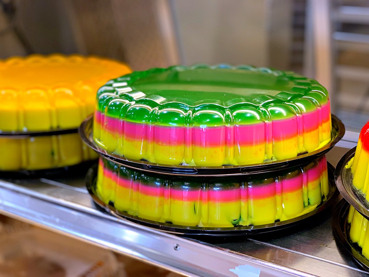 Have you ever tried our Gelatin Cake? Try something different for Fathers Day #losreyesmarket #bakersfield #california #cakes
