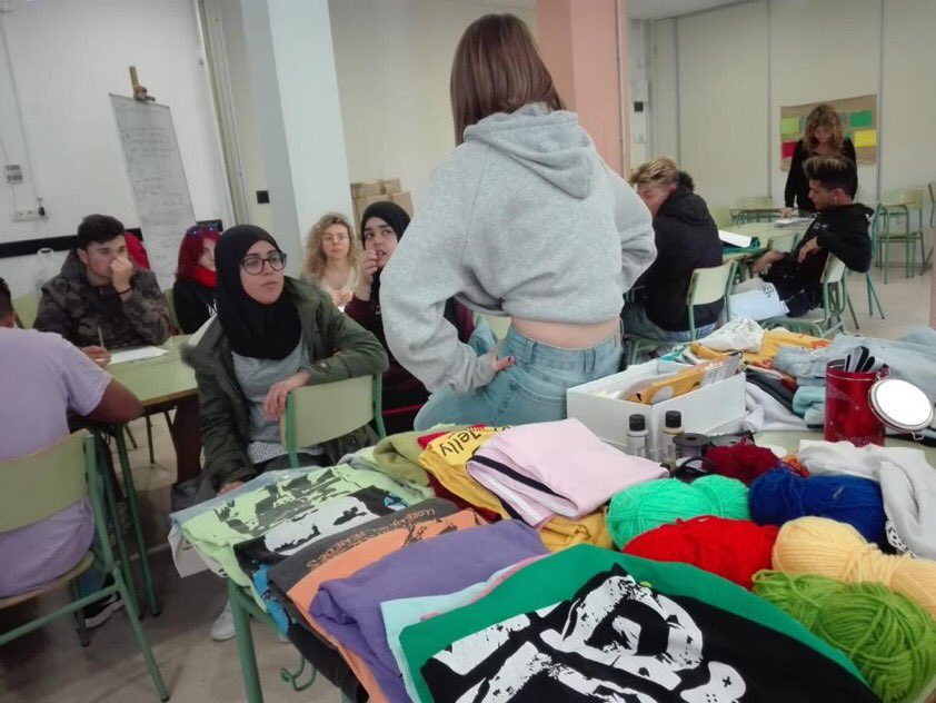 Upciclyng en el CNO. Un taller creativo donde damos nueva vida a camisetas que están desfasadas, viejas o que ya no usamos. Contribuimos a la sostenibilidad de nuestro planeta. <a href="/start_cno/">Start Noves Oportunitats</a> #Upciclyng #Reciclaje  #Fashion #CamisetasMolonas #EcoFriendly #Creatividad #moda