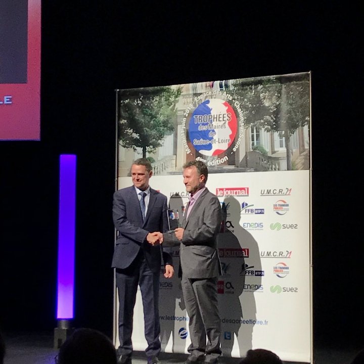 Catimel5's tweet photo. Pour la 4ème fois, @suezFR partenaire de la @SoireeMaires71 qui valorise les actions et #innovations des élus de @saoneetloire où 200 collaborateurs SUEZ travaillent pour la protection des ressources #eau #déchets. https://t.co/BjLjxFe4UO