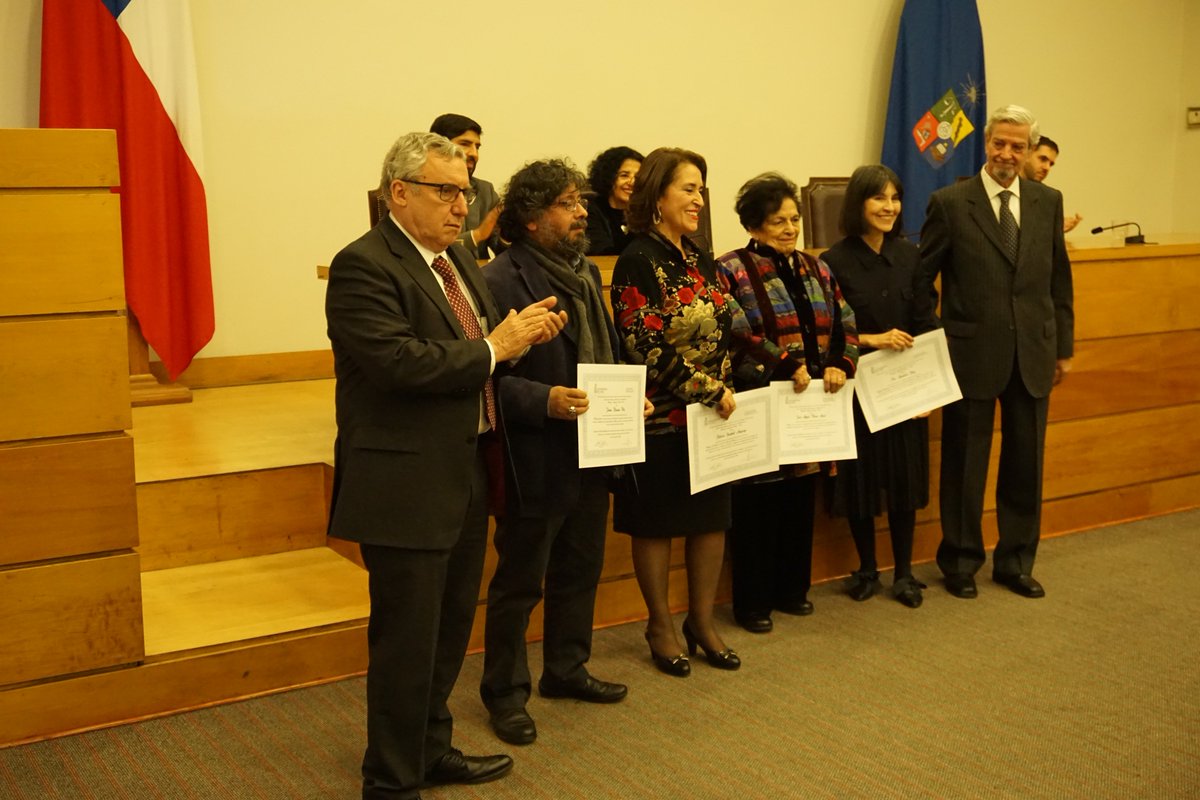 Sebasbarros's tweet photo. El lado prospero de las ideas editadas y publicadas. Entrega de premios Manuel Montt. Entre otroas, Patricia Stambuk (Rongo, Rapanui), Jaime Huenun (reducciones, Wallmapu) y como anfitriona la querida Faride Zeran. Don manuel y don Cornelio se revuelcan en sus tumbas. https://t.co/KtV5LJJW3t