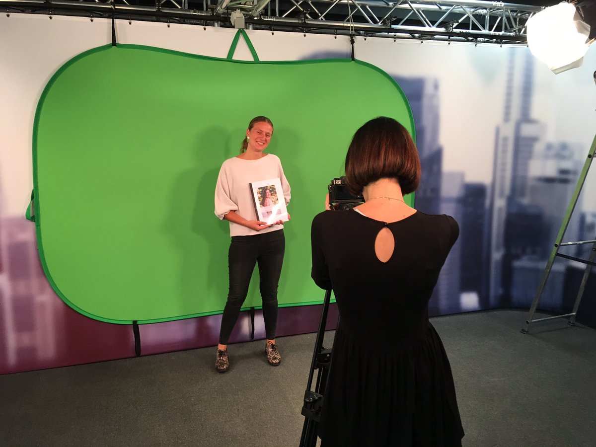 CMhowest's tweet photo. De traditionele fotoshoots van @viersarahs  waarbij onze laatstejaars van @howest poseren met hun bachelorproef komen er straks weer aan. Hier vanuit de studio van de opleiding @howestjrn . Wordt vervolgd.... https://t.co/vOW0muBo00