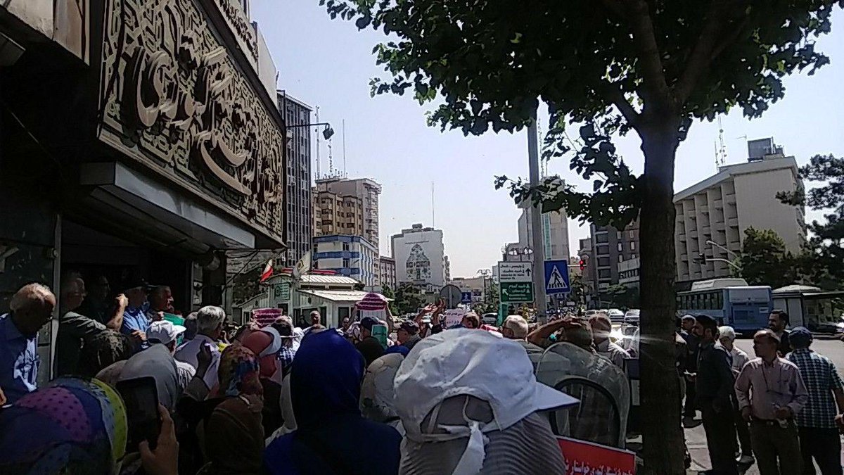 ALLYANEE57's tweet photo. تجمع۲۰ خردادبازنشستگان مقابل صندوق بازنشستگی درتهران
این تجمع در۲۸خرداد هم در مقابل مجلس برگزار میشود
#بازنشستگان https://t.co/m79peeD24Z