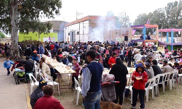 En la Plaza principal del Barrio 1ro de Mayo compartimos un locro con los vecinos.