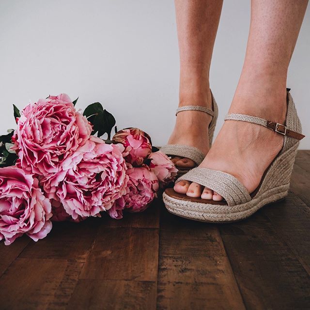 winnettes_'s tweet photo. Shooooooes 🌸
•
{Gifted} I’m a sucker for a shoe (my Mother always called me Imelda Marcos 😆) and these espadrille wedges from @boden_clothing just *had* to join my collection.
•
They are so comfy and if you prefer something a little less neutral then… https://t.co/XHeFnv0rgv https://t.co/gzadvMDMfl