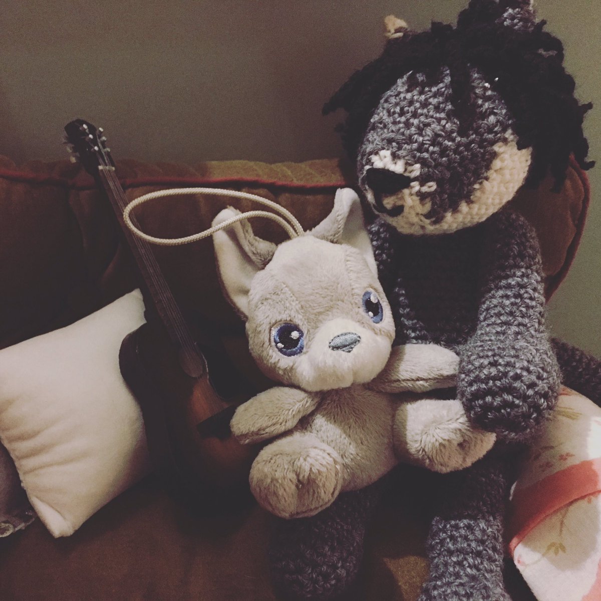 LupoMeta's tweet photo. Mi hanno regalato un peluche. Dicono che è un lupo come me! Chissà se anche lui è un fan di #ermalmeta come i miei fantastici follower 😍 #BuonaSerata #MetaLupo #lupopoeta https://t.co/fOsDyWgPJX