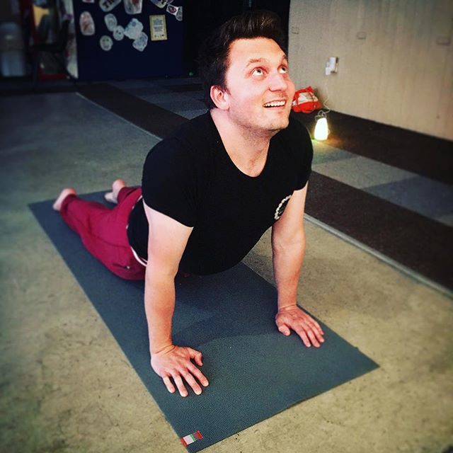 EastPromise's tweet image. My most dedicated yogi: the Husband ❤️ showing off his Urdhva Mukha Svanasana - Upward Facing Dog. He’s only been practicing for 4 months at my classes but already noticing subtle changes in his body/flexibility 🙌🏼🙌🏼🙌🏼 .
.
Today was my last class as a St… bit.ly/2wPktyt