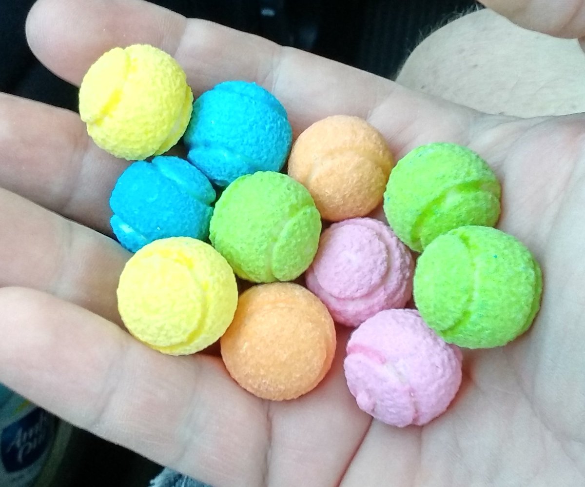 josemy1967's tweet photo. No encuentro vuestras #FresasSalvajes para participar en vuestro concurso y ganar vuestra #SuperCaja, pero a falta de Fresas me he comprado unas #TennisGumBalls para emular a @RafaelNadal, lo importante es acabar cada día respondiendo SI a
¿Crees que hoy te has divertido?
🎾💙✌️ https://t.co/UR6ynCIIGr