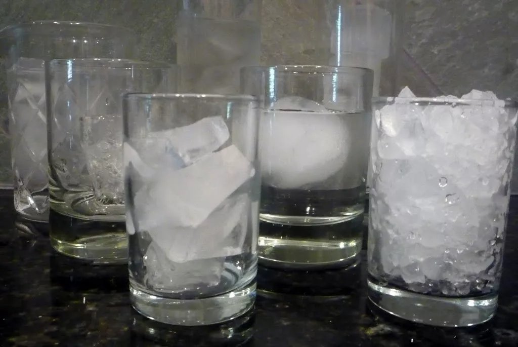 Как заморозить воду в домашних условиях. Опыты со снегом. Стакан воды со льдом. Прозрачный лед для коктейлей. Коктейль со льдом.