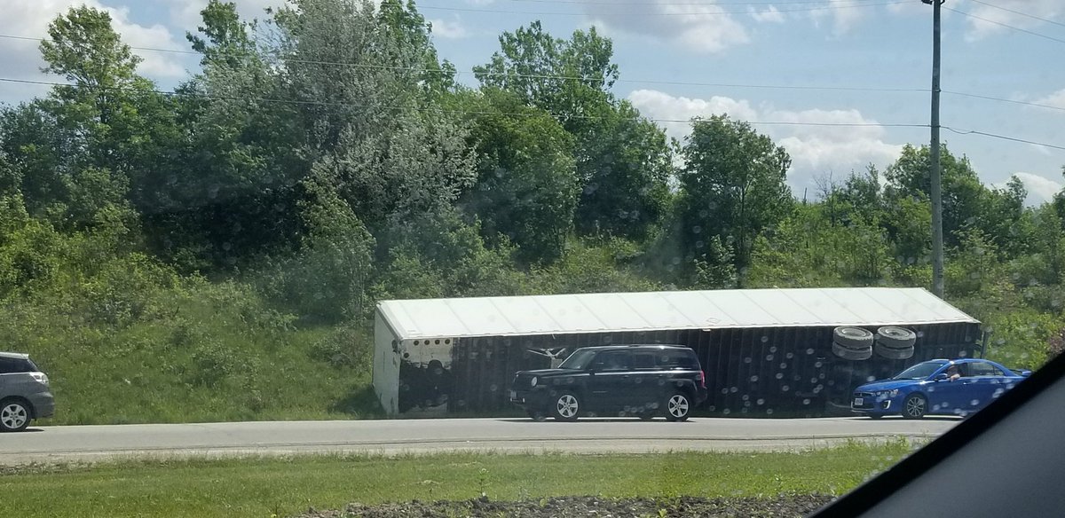RetroBoogieLady's tweet photo. @680NEWStraffic this is on Kirby @ Keele St in Vaughan. https://t.co/ZeWi1yLBqO