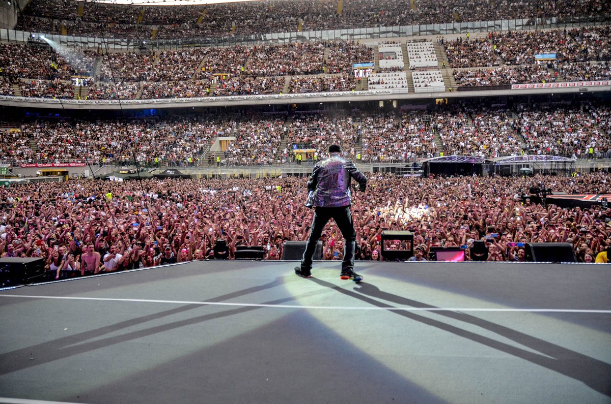 vascorossi's tweet photo. ciao SANSIRO! SANSIRO! SANSIRO! SANSIRO! E ancora SANSIRO!! 🤟🏻🎤🎸😜 #5di6 #lascaladelrock #ilredeglistadi #vascononstoplive2019 https://t.co/mbZRDCG2V8