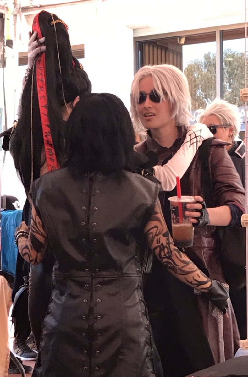 Chuupacabras_'s tweet photo. When @keltoncfx catches me trying to spice up the DMC boys: @yacchinss 

@tomqe @retroOtoko 

#DMC5 #bayonetta #cosplayshenanigans https://t.co/vr3U5oQjOp