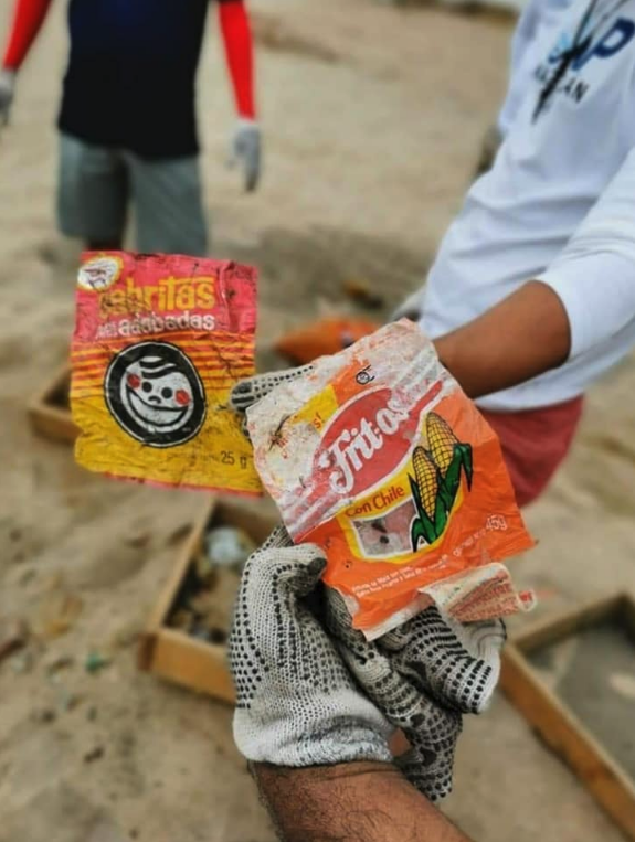 Naysalvatori's tweet photo. ❌ ¡No puede ser! 🤦‍♀ Durante una jornada de limpieza realizada en Playa Gaviotas, en Mazatlán, encontraron envolturas de frituras y golosinas de hace décadas. https://t.co/Aig3xcQrMW