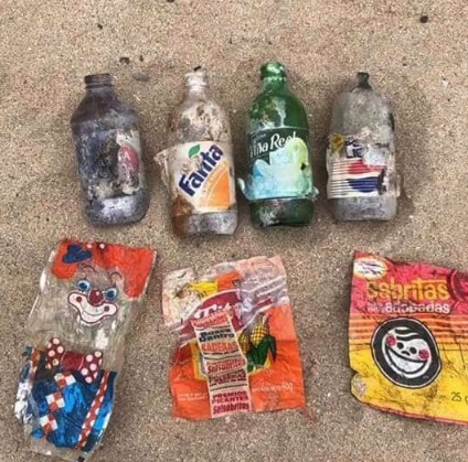 Naysalvatori's tweet photo. ❌ ¡No puede ser! 🤦‍♀ Durante una jornada de limpieza realizada en Playa Gaviotas, en Mazatlán, encontraron envolturas de frituras y golosinas de hace décadas. https://t.co/Aig3xcQrMW