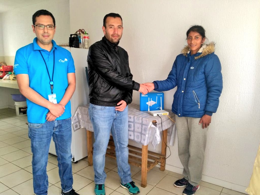 CNTinforma's tweet photo. Con el soporte del equipo de ventas,
#CNT #Cotopaxi entregó e instaló servicios de telecomunicaciones con fibra óptica y con tarifas preferenciales, al conjunto de 156 soluciones habitacionales del plan de vivienda @CasaParaTodosEP, en el cantón Pujilí. #CompromisoCNT https://t.co/dGADoCwlki