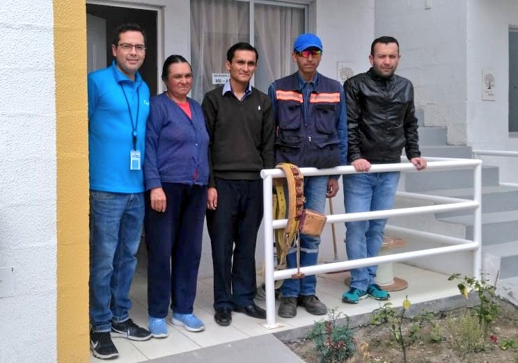 CNTinforma's tweet photo. Con el soporte del equipo de ventas,
#CNT #Cotopaxi entregó e instaló servicios de telecomunicaciones con fibra óptica y con tarifas preferenciales, al conjunto de 156 soluciones habitacionales del plan de vivienda @CasaParaTodosEP, en el cantón Pujilí. #CompromisoCNT https://t.co/dGADoCwlki