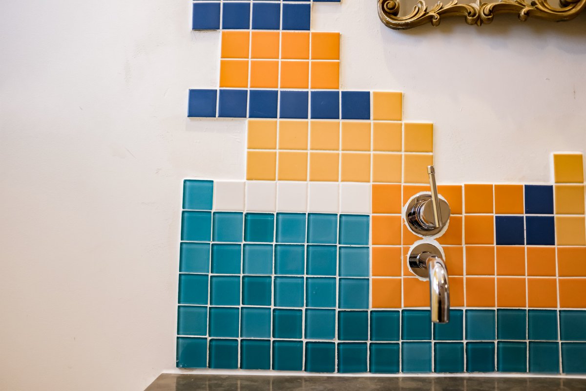 bemakeful's tweet photo. It's all about the details... ✨

Tonight on #HandmadeHotels, Katie Herbert is exploring Hidden Spaces, touring a historic converted carriage house, a hidden jewel of an apartment, and the coolest loft.

Tour starts at 10 et/pt on Makeful. 📺 https://t.co/LQTLWrKWoV