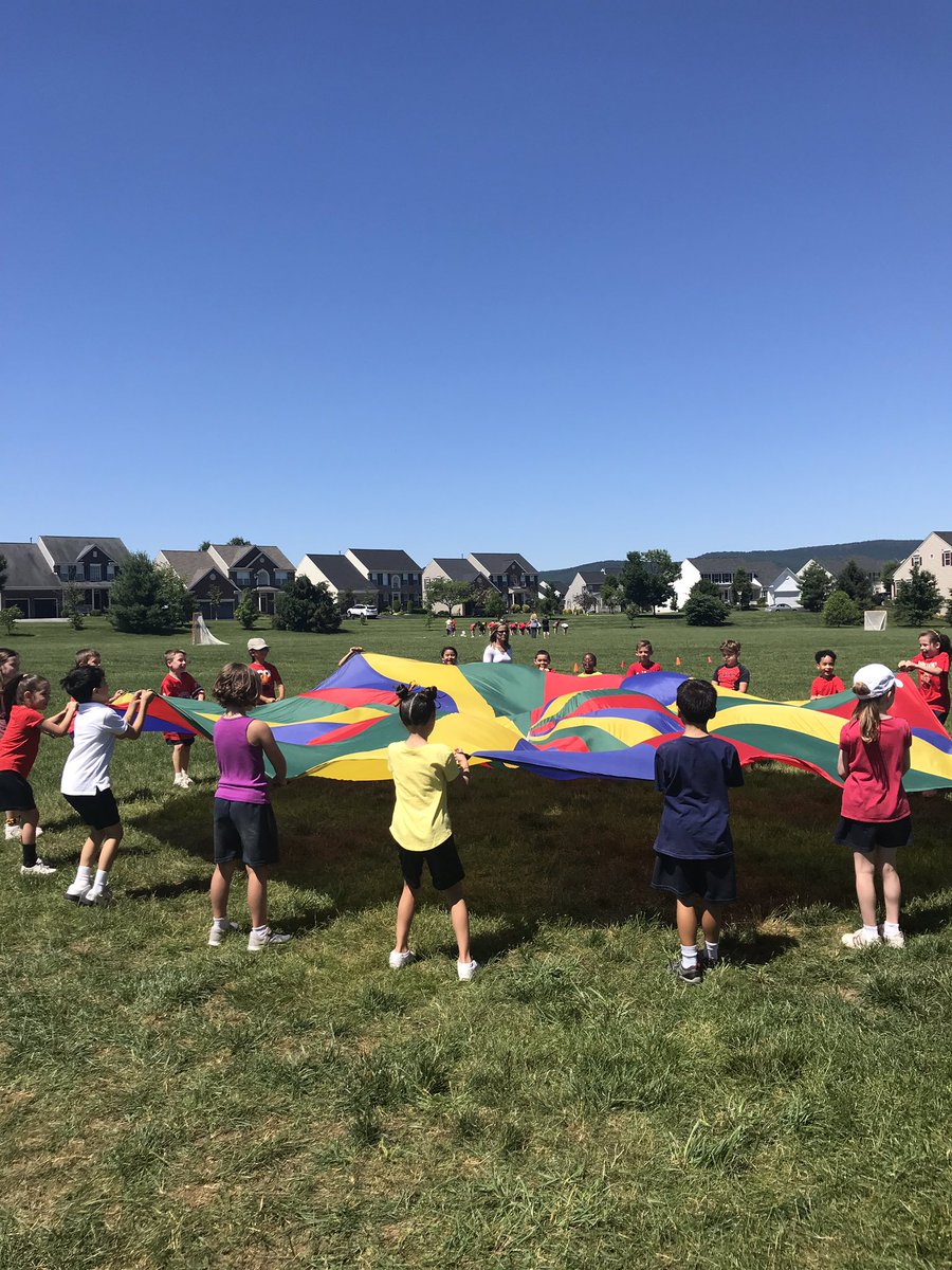 MsHoltz_'s tweet photo. Field Day fun! https://t.co/p47mCzmhbN