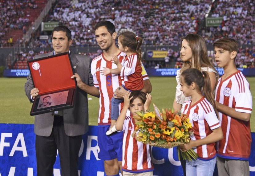 ArielGonzaPy's tweet photo. El mejor de todos, medalla de oro (Colegio) 20 años en Europa, 5 idiomas, Ayuda a niños, tiene una escuela publica, goleador de la Sele, educación y humildad. EJEMPLO DONDE DEBERÍAN DE MIRARSE TODO JOVEN QUE QUERRÍA LLEGAR LEJOS. @RoqueSantaCruz , El resto es historia. https://t.co/zVhHhorOuM