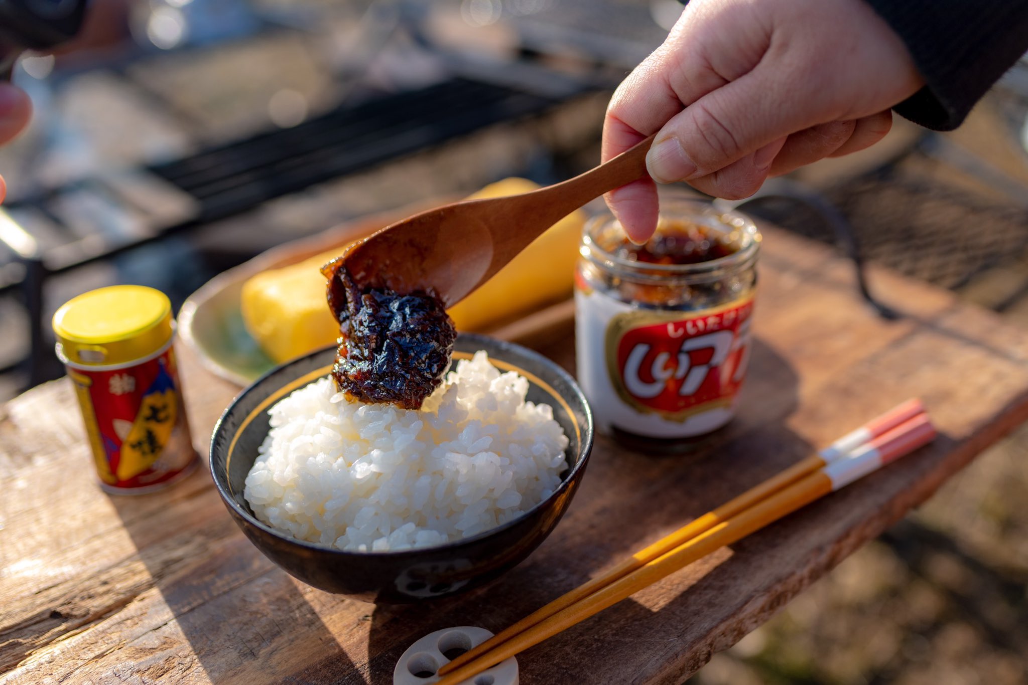 Daican Camp 炊きたてご飯にしいアラをのせて しいアラというのは海苔の佃煮に椎茸が入っているものです キャンプ キャンプ飯 あさごはん T Co Aeb6vbtglb Twitter