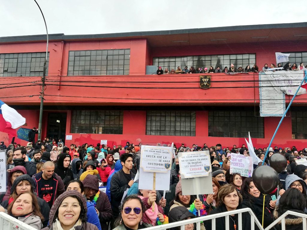 Valparaíso hoy recibe profesores de todo Chile. Una marcha histórica, llena de esperanza y convicción, para edificar una nueva educación pública para futuro de niños y niñas. Anunciamos que Historia, Ed. Física y Arte serán materias esenciales en currículum local ¡cuanta emoción!