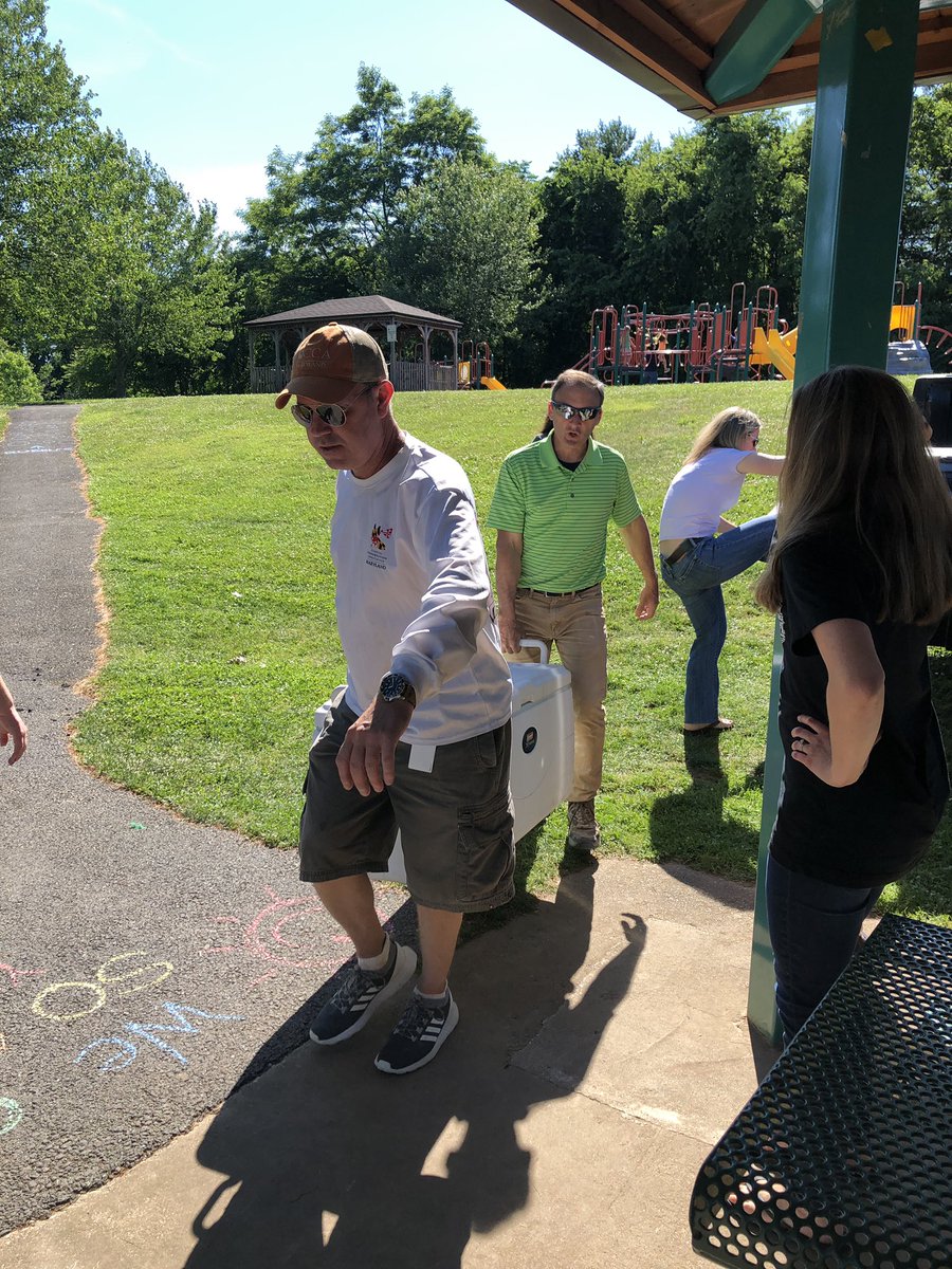 ccpsesolteam's tweet photo. Here comes the food! Thank you Tim and Mike from @CCPS_ccctc!!! Yum yum! Come join us at Watkins Park!!! @CCPSk12 @CCPSPerformance https://t.co/wG6AKsJ1id
