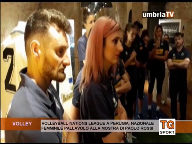 VNL: Le ragazze di Mazzanti visitano la mostra di Paolo Rossi - da UmbriaTV -#videovolleyball @volleyball_it volleyball.movie/2019/06/11/le-…