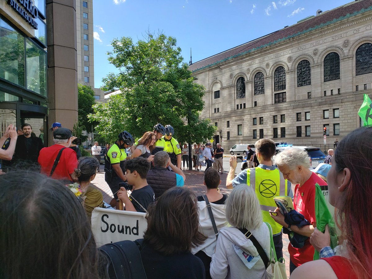 TutusNTinyHats's tweet photo. Arrests at the @XRboston protest against the #PipelineToExtinction https://t.co/VXFELNaE3r