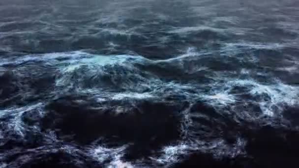 Antes de acostarte no olvides que, a unos kilómetros de ti, hay nada menos que ciento once personas perdidas en el mar enfrentándose al terrible viento. Ojalá se las rescate.