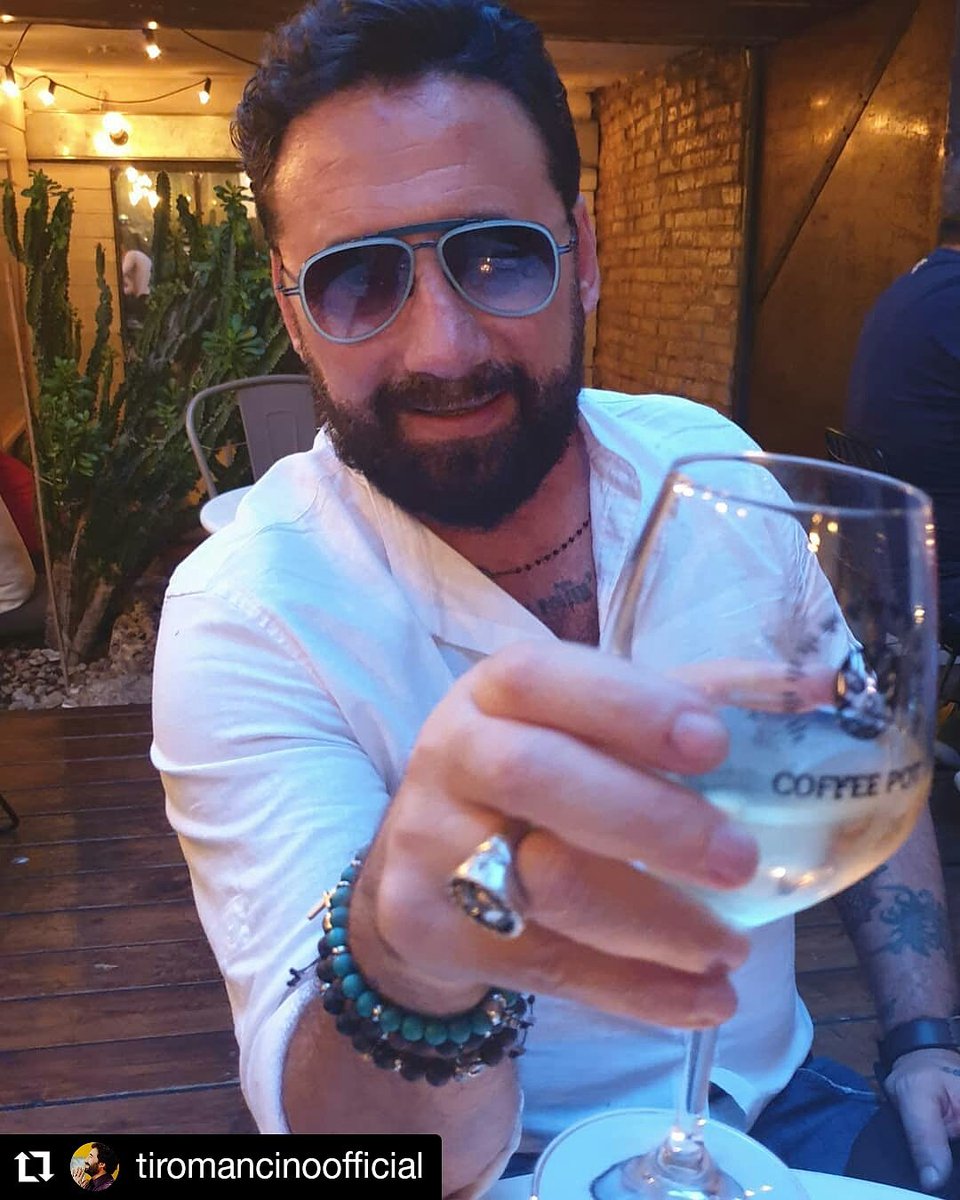 iorestocosioff's tweet photo. Con tanta emozione..ringrazio di cuore il "Poeta della Musica Italiana" @Tiromancino per indossare in anteprima, la mia collezione maschile #DescaCollection for @Ottica_Auriemma di prossima uscita nazionale ed estera.
#immaginichelascianoilsegno❤
➡https://t.co/fC8iJyO72p https://t.co/rb530Z7RwK