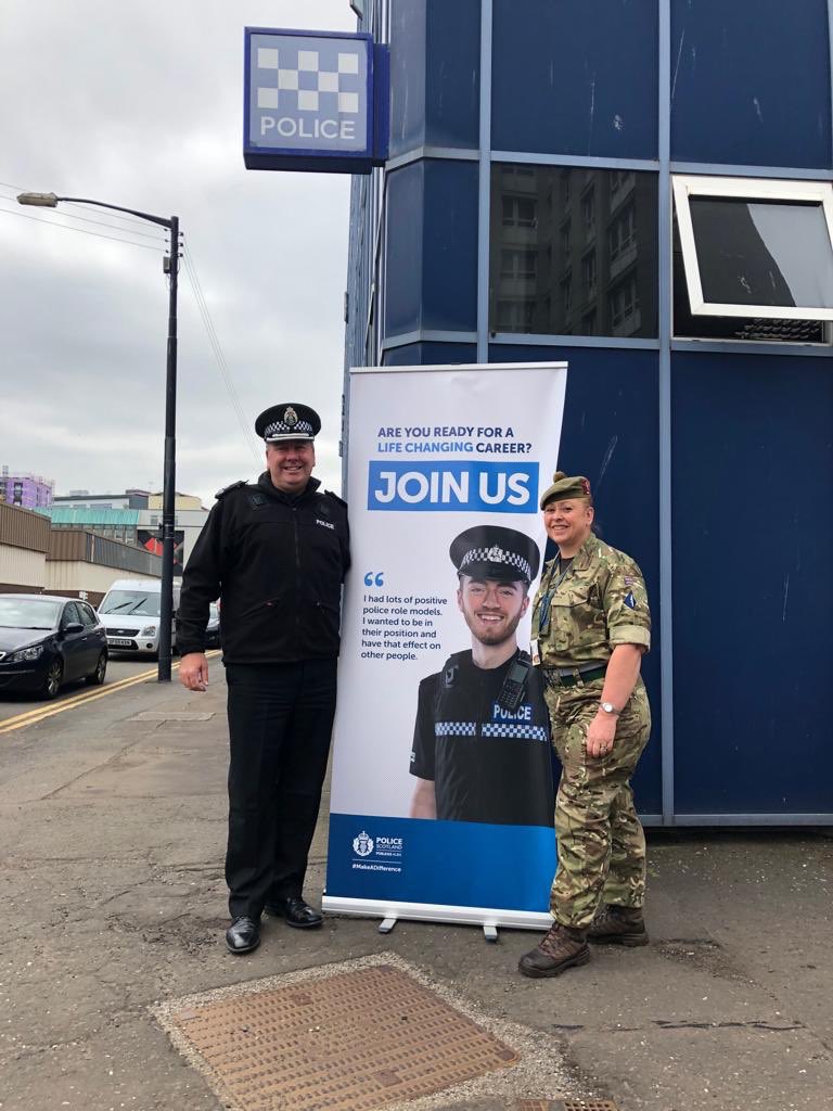 ChSuptMcInulty's tweet photo. Great to see our Divisional Business Unit Team Leader Carol Vaughan proudly wearing her @32SignalRegt Uniform to work on #ReservesDay #SaluteOurForces #theVitalLink #proudtoservegreaterglasgow @Lowland_RFCA @royalcorp https://t.co/J98tuK10JX