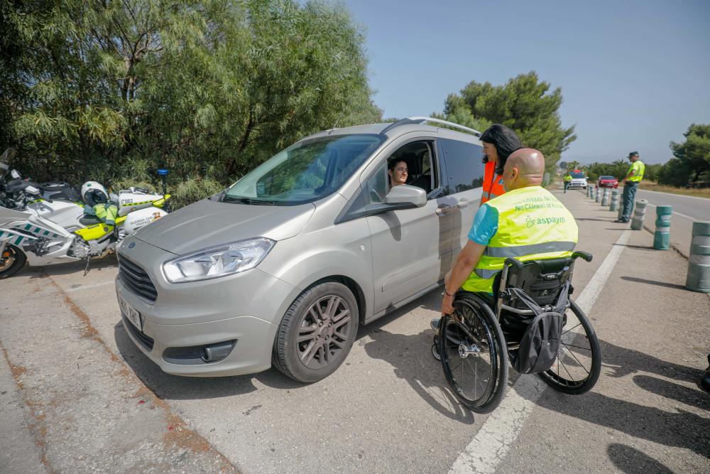 Humexe_eu's tweet photo. "No corras, no bebas...no cambies de ruedas", fue el mensaje que lanzaron @DGTes y la asociación @ASPAYMNACIONAL de lesionados medulares, con el que intentaron concienciar a los conductores del peligro de no cumplir las normas de circulación.
💠 https://t.co/Tbxm3OlQA0
#Humexe https://t.co/RqS7ecwTsh