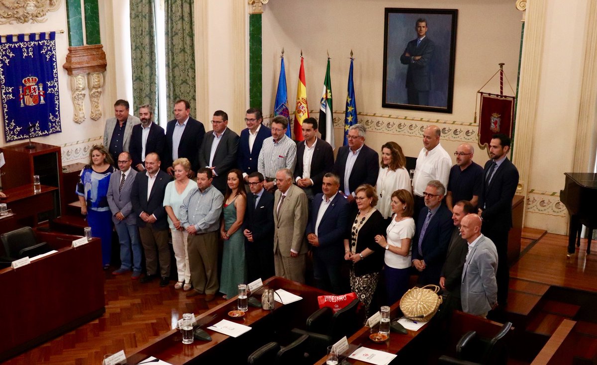 #PlenoJun #DipBdjz

🔴 Finaliza este breve pleno con la foto de todos los diputados que han formado parte de la corporación provincial de #DipBdjz 2015-2019.
