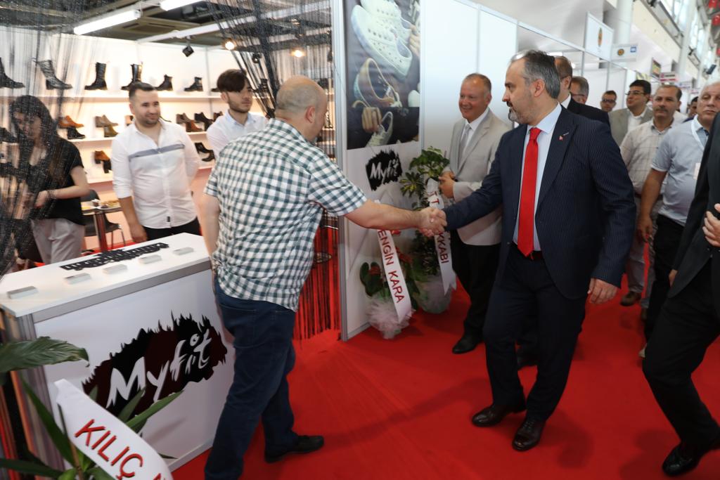 Alinuraktas70's tweet image. Network Fuarcılık iş birliğiyle düzenlediğimiz BURSAF 3. Ayakkabı ve Deri Ürünleri Fuarı'nın açılışını gerçekleştirdik. Sektör temsilcilerine katılımları için teşekkür ediyor, hayırlı işler diliyorum.