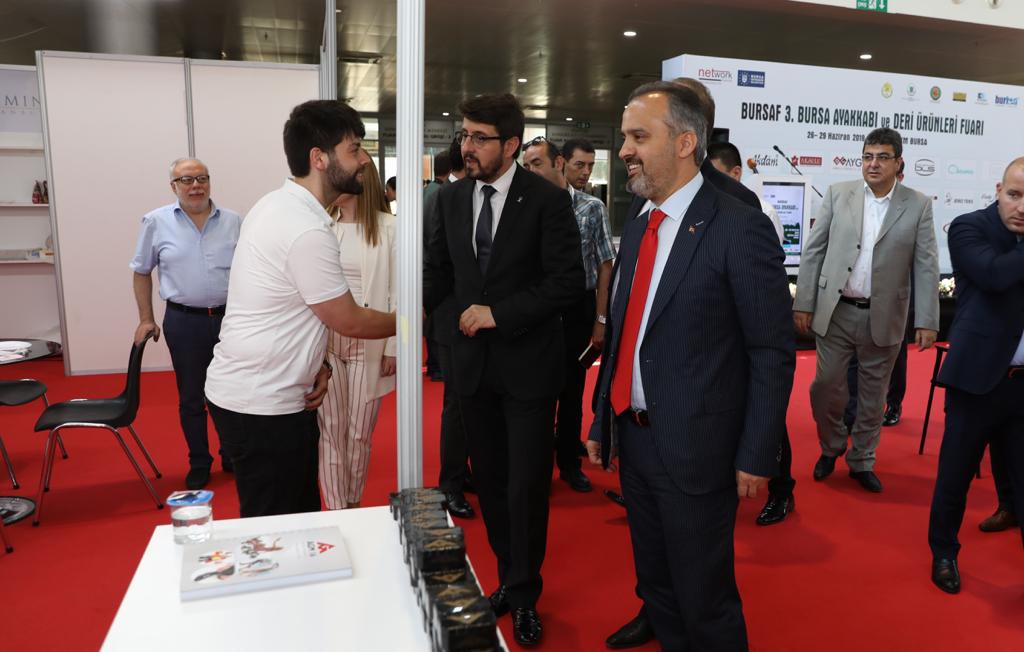 Alinuraktas70's tweet image. Network Fuarcılık iş birliğiyle düzenlediğimiz BURSAF 3. Ayakkabı ve Deri Ürünleri Fuarı'nın açılışını gerçekleştirdik. Sektör temsilcilerine katılımları için teşekkür ediyor, hayırlı işler diliyorum.