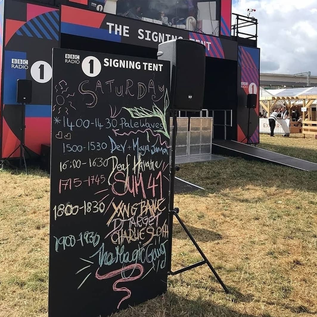 With festival season well underway and Reading and Leeds festivals just around the corner, here's a throwback to last year's structure we did for the BBC Radio 1 Live Lounge and signing tent!
#bbcradio1 #livelounge #studio #signingtent #readingfestival #randl2019 #mediastructures