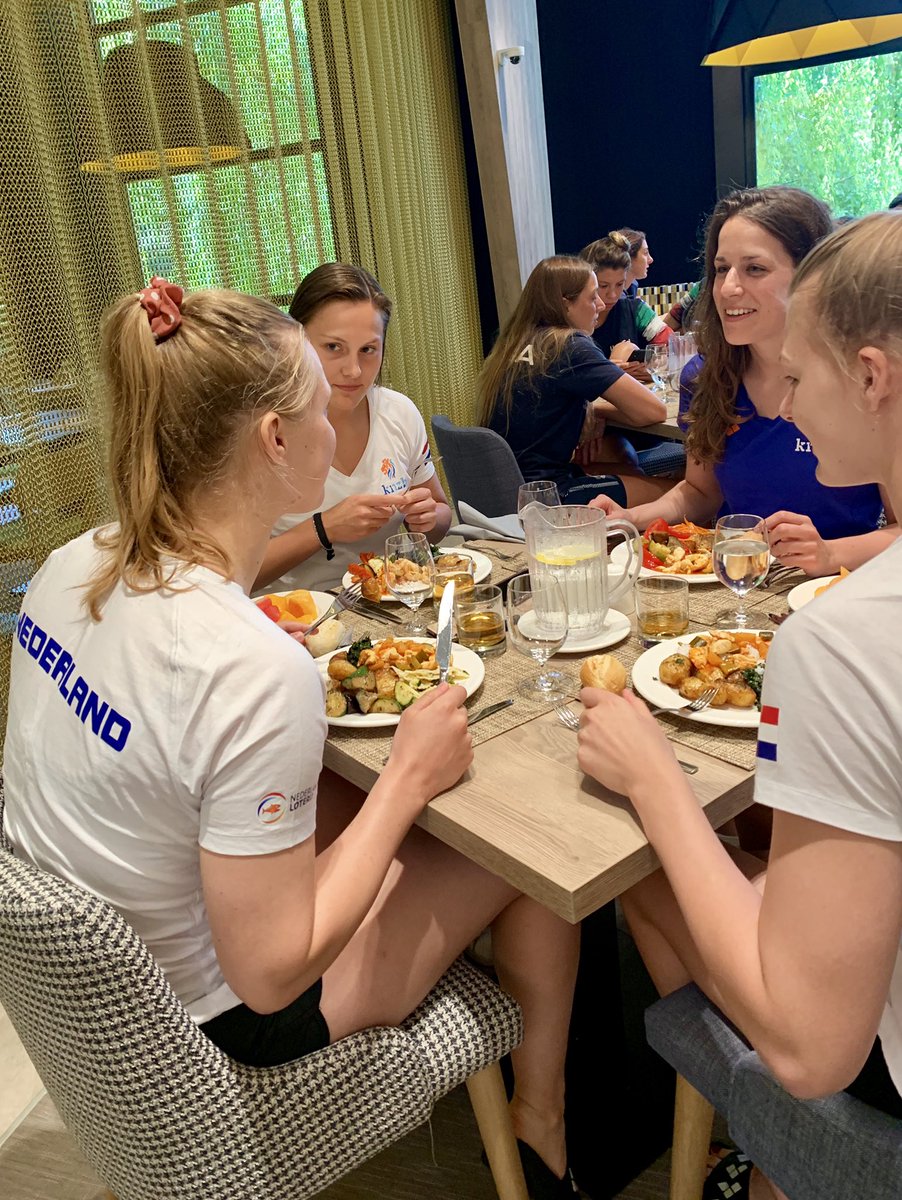 Ook onze voedingsdeskundige <a href="/IngridCeelen/">Ingrid Ceelen</a> is erbij in Boedapest en geeft ons uitleg over de juiste voeding en op welke momenten we het beste kunnen eten. Hier het onderwerp babyvoeding met Sarah, Rozanne en Simone!😉 #danoontjepower