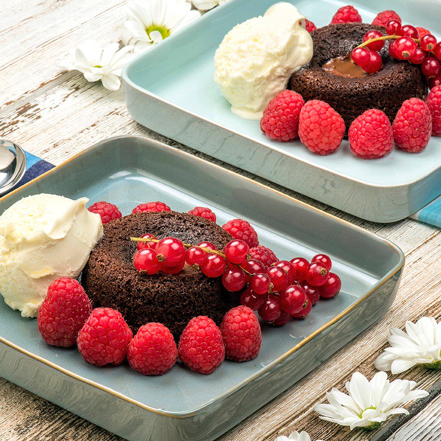 Çikolatalı fındık kreması ile taçlandırdığımız klasik lezzet! ✨ ' Fındık Çikolatalı Akışkan Kek' tarifi macromore.com'da!