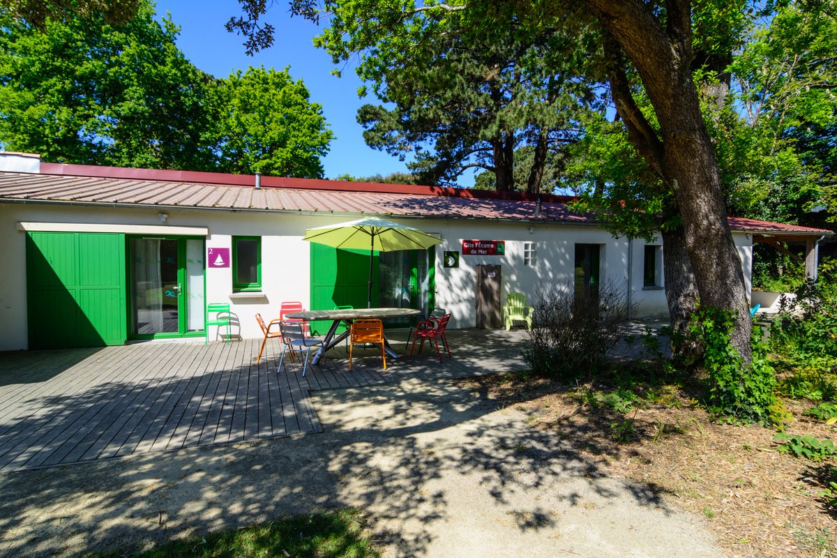 Avis aux #familles ayant au moins un #enfant en situation de #handicap :  notre gîte Écume de Mer de 9 à 12 personnes vous est réservé pour un  séjour du 10 au 17 août, incluant 4 demi journées d'animations gratuites  ! Toutes les infos ici :  labrisedemer.com/le-gite-ecume-…  #Vacances