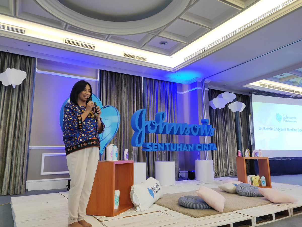 HanynW's tweet photo. Attending Johnson's event pelatihan pijat bayi agar tumbuh kembangnya optimal #TUMBloggersMeetUp #SentuhanCinta https://t.co/pGxYd7Y8xh