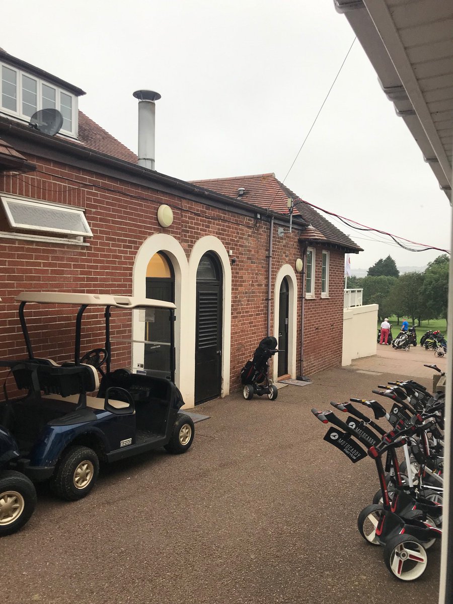 LesterBarnesy's tweet photo. Allowed to wear shorts on the coldest day of the year 😂 Thanks boss!! I’m guessing this is payback 😂 @HendriksenGolf #prayforthesun #heatingison #summer #golf #shorts https://t.co/7fY4w5sL3k