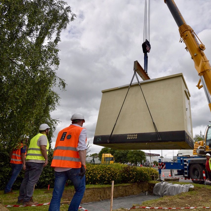 NvelleAquitaine's tweet photo. #Retoursur l’installation d'un nœud de raccordement à #Bellac en #HauteVienne (87) !
Il s'agit d'un maillon essentiel entre le réseau de fibre optique et l’habitant, il desservira 5 700 foyers et locaux d’activité ! 
#fibreoptique #THD #NATHD @NumNvelleAQT @HazouardMathieu https://t.co/Iw6Y3Lc6fX