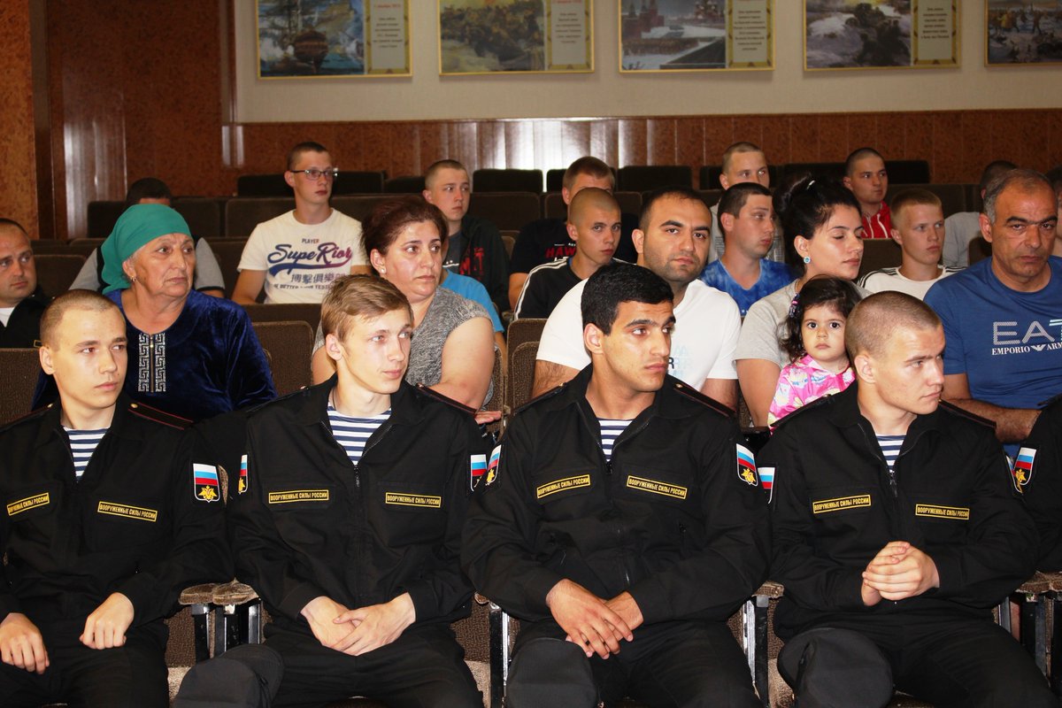 Молодое пополнение из весеннего призыва отправляется к месту службы. Торжественные проводы ребят прошли в областном военкомате. Александр Кузьмичев<a href="/A_S_Kuzmichev/">Aleksandr_Kuzmichev</a>  напутствовал будущих моряков и служащих военно-космических сил.