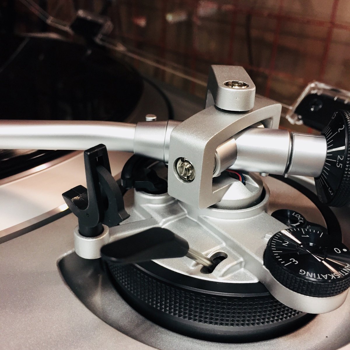 audiounion_ak's tweet photo. 入荷!! 新製品Technics SL-1500C
新生テクニクスのターンテーブルの開発で培った技術を継承。レコードをよりよいサウンドで楽しみたいお客様にオススメ!
早速セッティング!
#オートリフトアップ #フォノイコライザー搭載
#MMカートリッジ付属 #ortofon #2MRed
#Technics #SL1500C #テクニクス https://t.co/vGAZ6hP4s8