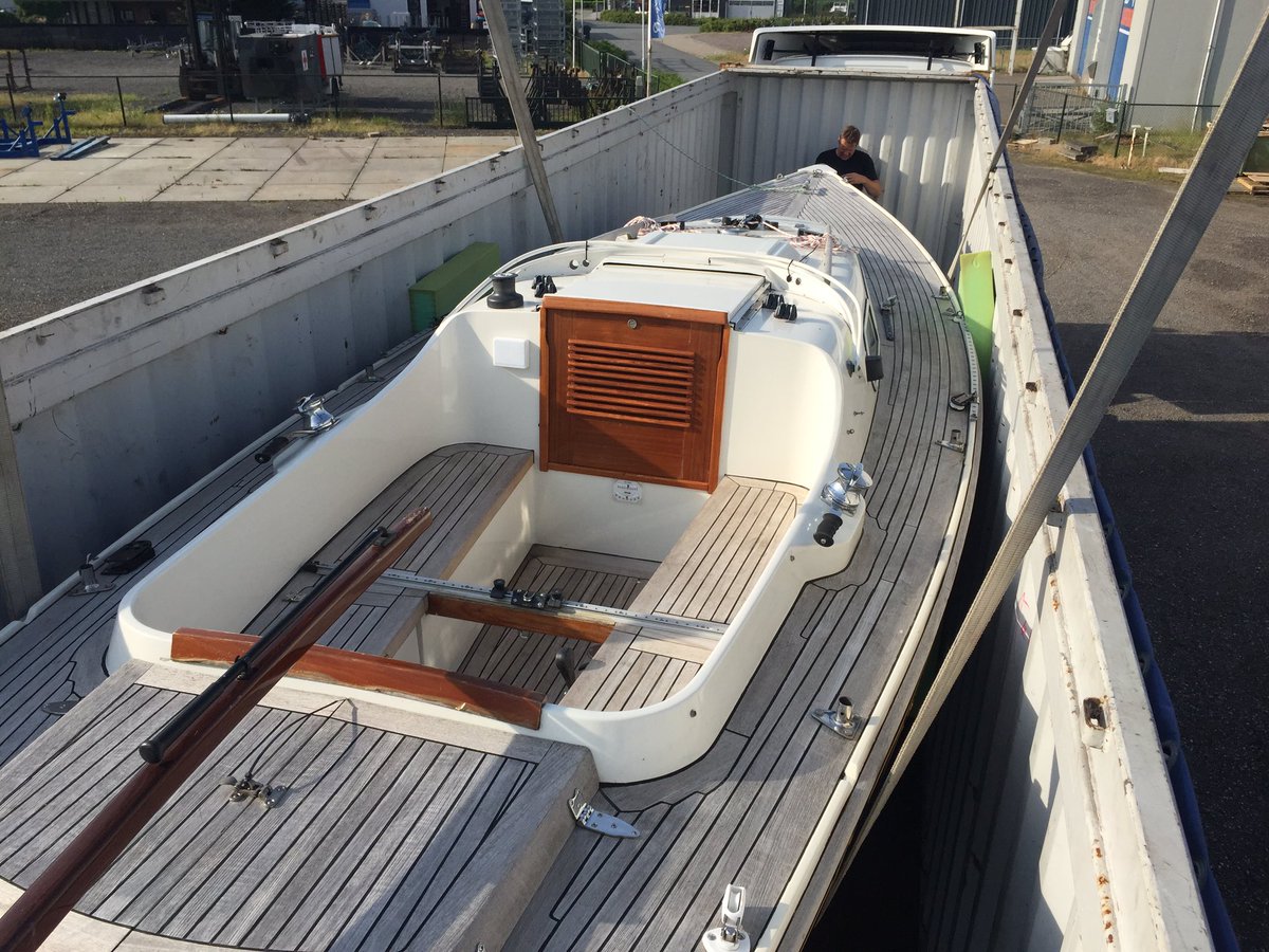 InfoJepma's tweet photo. Ze is onderweg naar Japan. De trotse eigenaar moet nog even geduld hebben. Ook voor export Jachtservice Jepma #Transports https://t.co/uopMDzcCeA