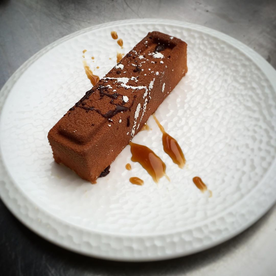 valrhonauk's tweet photo. Are you ready for the Bella Vita? ☀ Let’s fly to Italy with @chrischurter “Tiramisu”?
Made with mascarpone mousse, #MANJARI 64%, #ECLATDOR crunch, marsala Lady Finger sponge center, coffee jelly, Espresso Caramel.
#valrhonauk #valrhona #tiramisu #caramel #cerclev #italy https://t.co/9ApZ12BMyR