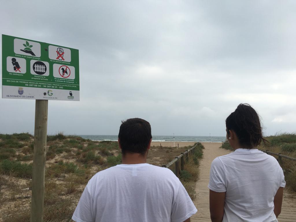 PLGandia's tweet photo. #PLG dispone de informadores para advertir de la prohibición de animales 🐶 🐕 en toda la zona de playa especialmente en la zona de l’Ahuir.
👏 Salvo casos excepcionales que han hecho caso omiso, reina el #civismo, la comprensión y no ha sido necesaria la denuncia.
#Gandia https://t.co/f5pLZJbc86
