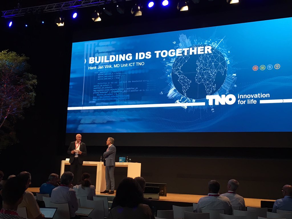 matthijspunter's tweet photo. Keynote by Henk-Jan Vink @TNO_Research. Key message: data sharing should be international and cross-domain @ids_association #IDSA_summit https://t.co/mauaKQoQLE