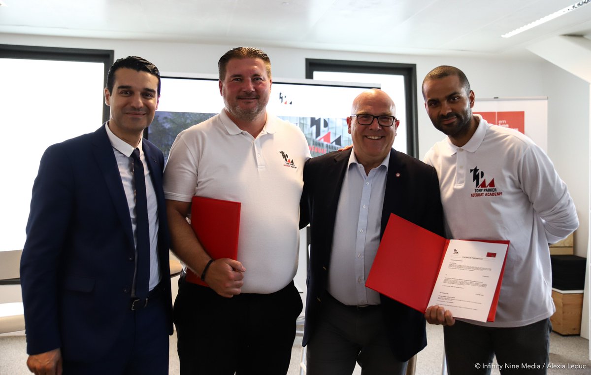 TP_A_A's tweet photo. 🤝 Les échanges entamés depuis plusieurs mois entre nos équipes aboutissent aujourd'hui à la signature officielle du partenariat entre la @TP_A_A et @EMLYON ! #TPAA https://t.co/wcR86nsTjG