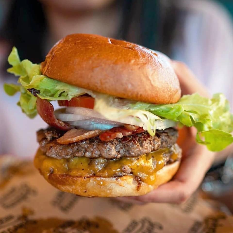 VoucherSkout's tweet photo. Head to #JohnnyRockets to feast on your favourite burgers with our 50% discount on your bill. Download the #VoucherSkout app now to know more: https://t.co/vEWb4Vuwyn https://t.co/eE4PlA40wG