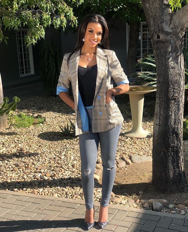 NdatuHaikali's tweet image. #I_Stan @SelmaKamanya 💪🏽

Show me a girl
Strong and sure
Who has many dreams
And never lies.

Show me a girl 
Carrying the fire within her 
A girl Bold enough and 
With the overwhelming heart.

Show me that rare girl 
Who don&apos;t know how to QUIT!